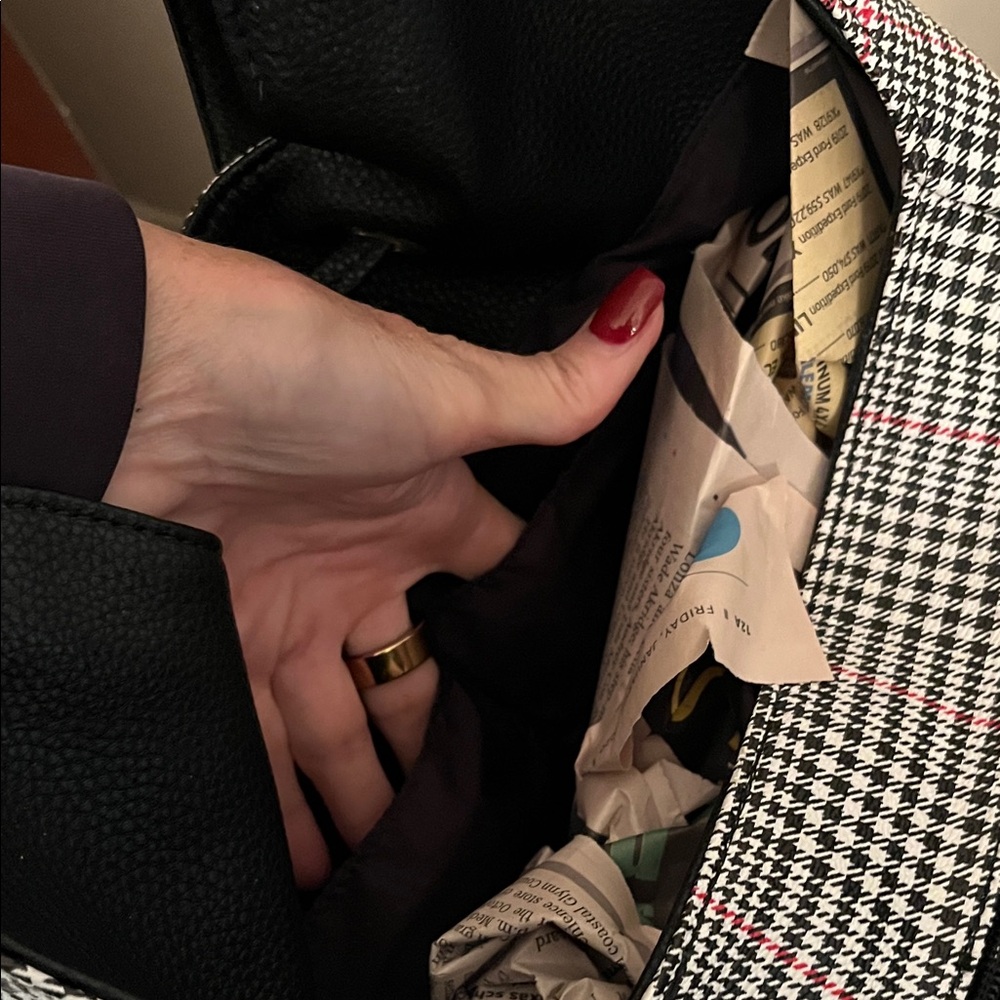 Liz Claiborne Houndstooth Shoulder Bag - Picture 8 of 8